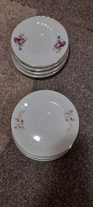 Продавам чинии  български  порцелан.