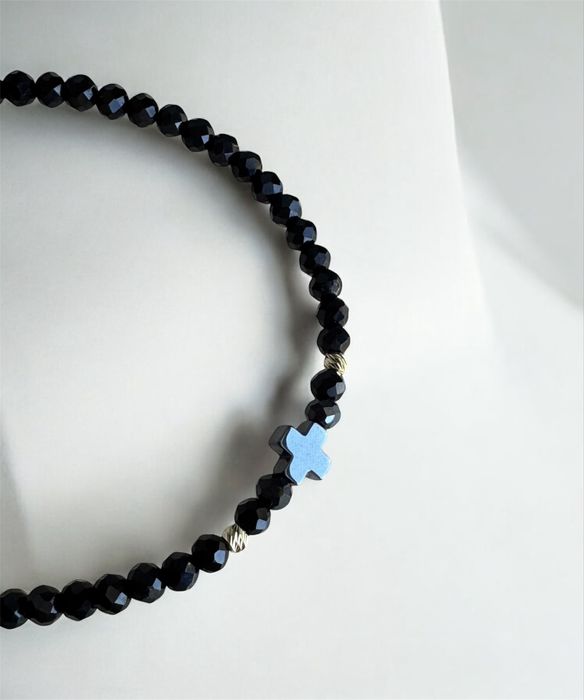 Елегантна гривна с черни кристали и златни 14 каратови топченца