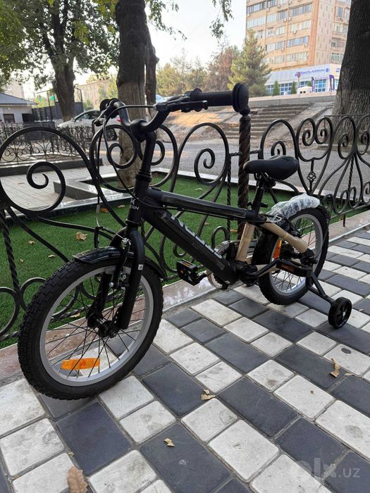 Детский Велосипед. Рама по бокам светится.