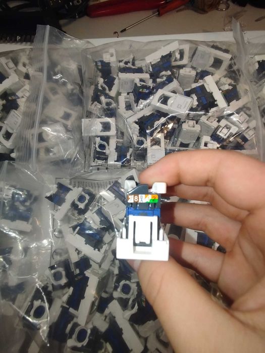 Conector Cat 6 Legrand (REF. 076561]  RJ 45 UTP Alb (300 Buc)