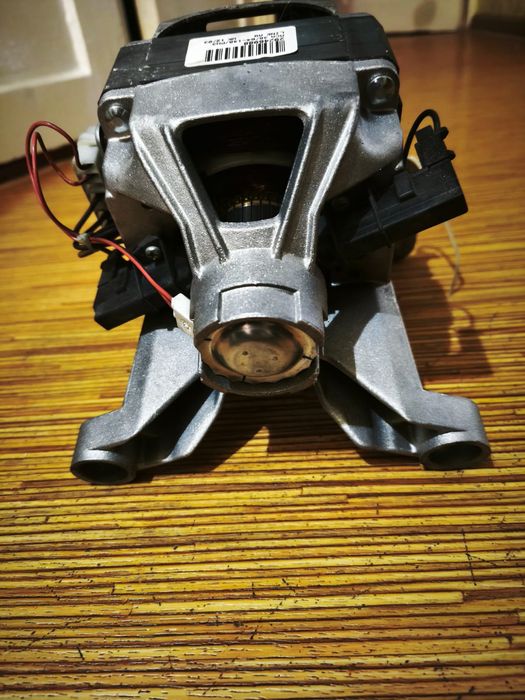 Продам двигатель от стиральной машинки Индезит