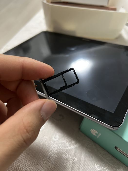 Продам планшет Huawei в хорошом состояни