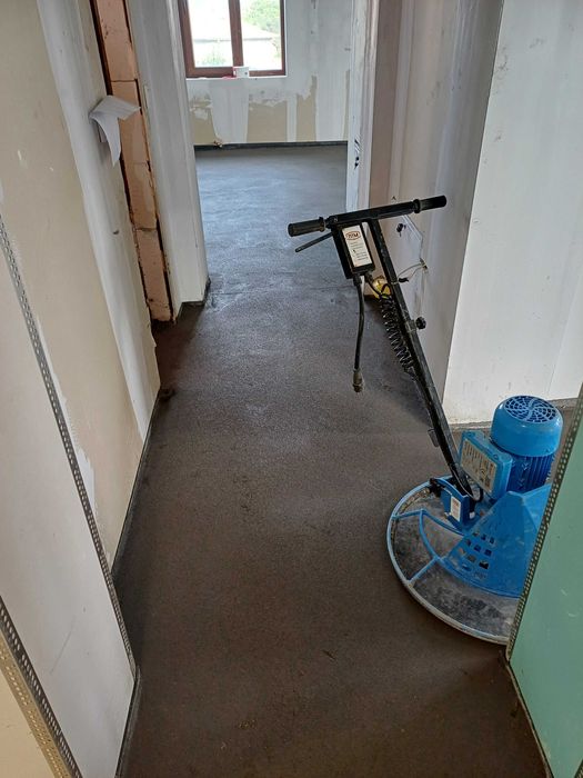 Полагане на машинна циментова замазка.