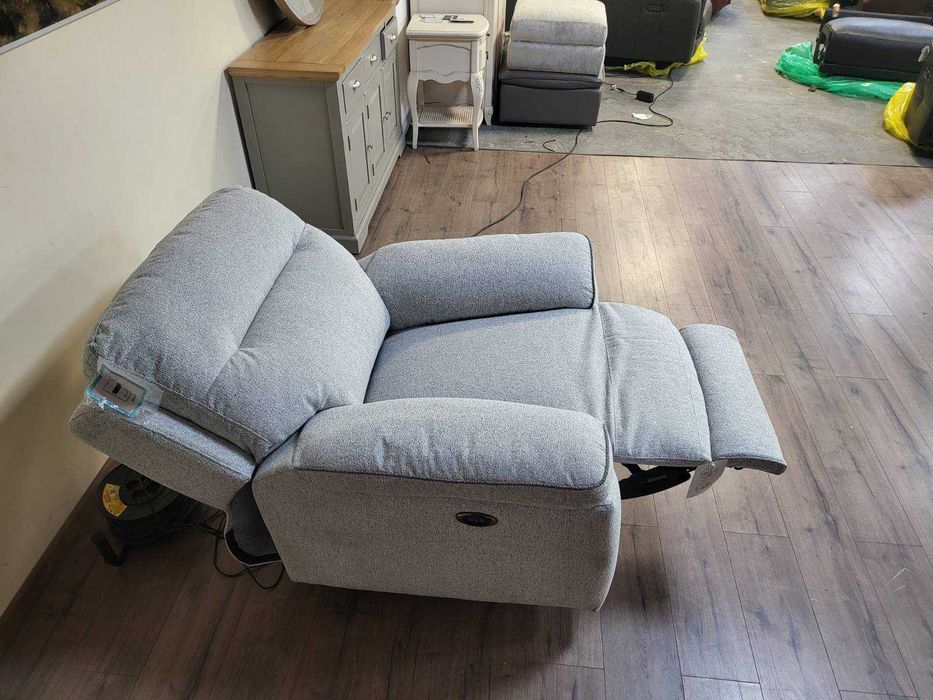 Светло сив фотьойл от плат с електрически релаксиращ механизъм