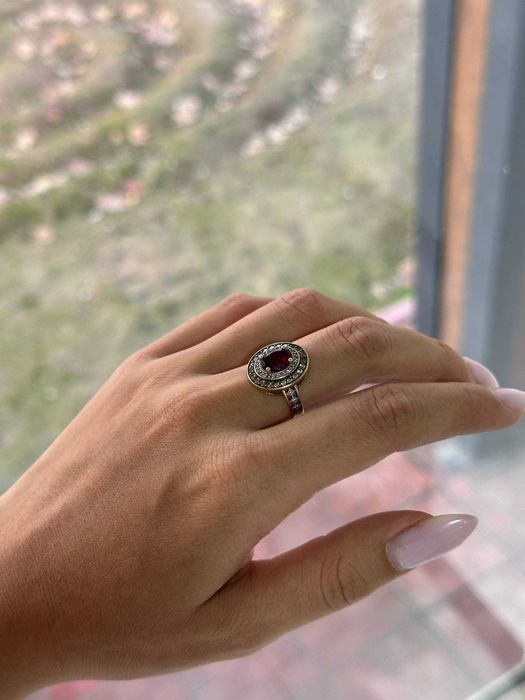 Кольцо золотое с красным камнем