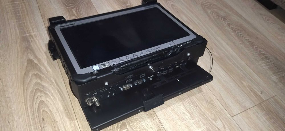 Panasonic CF-D1 rugget tablet/ dock- i5 / 8 ram/240 ssd / Win 10 pro