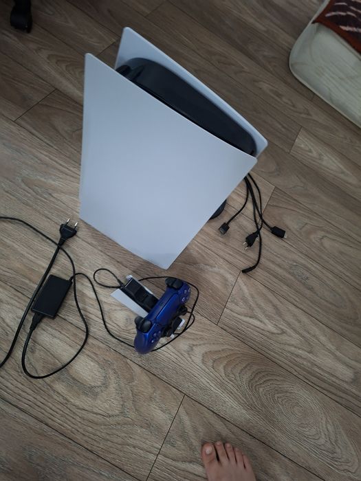 „Vând PS5, stare foarte bună, funcționează perfect. Am investit mulți bani în jocuri și cumpărături in-game. Detalii în privat