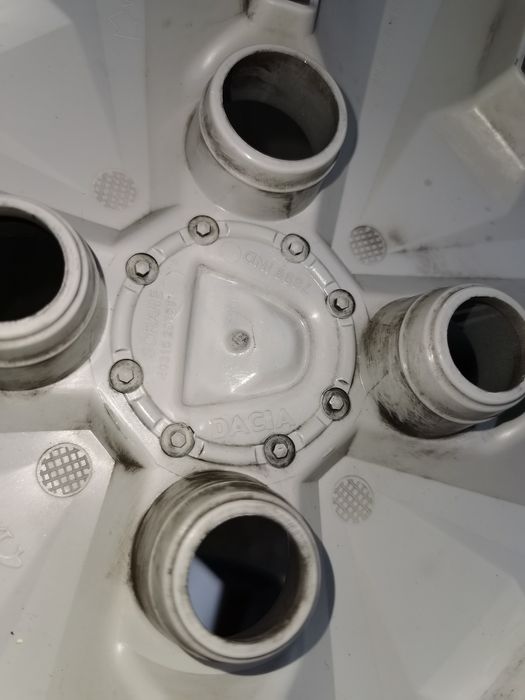 Capace originale Logan pe 15