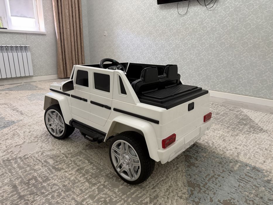 Машина Mersedes Benz игрушечная