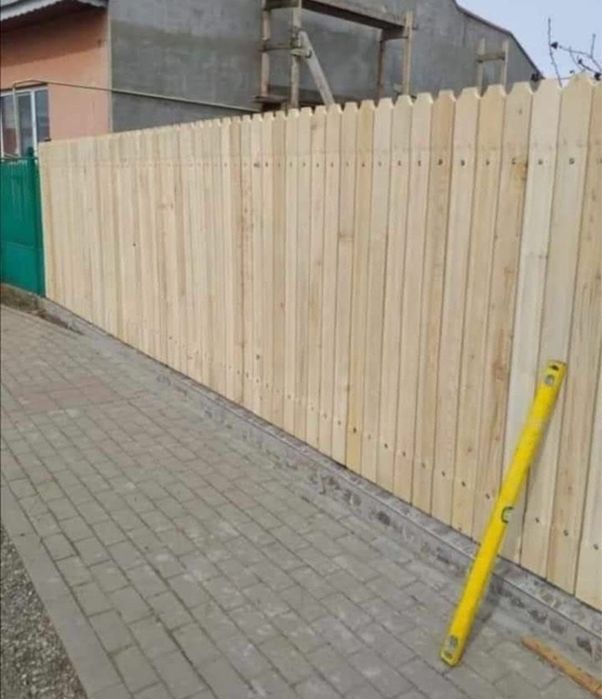 Executam garduri si porti