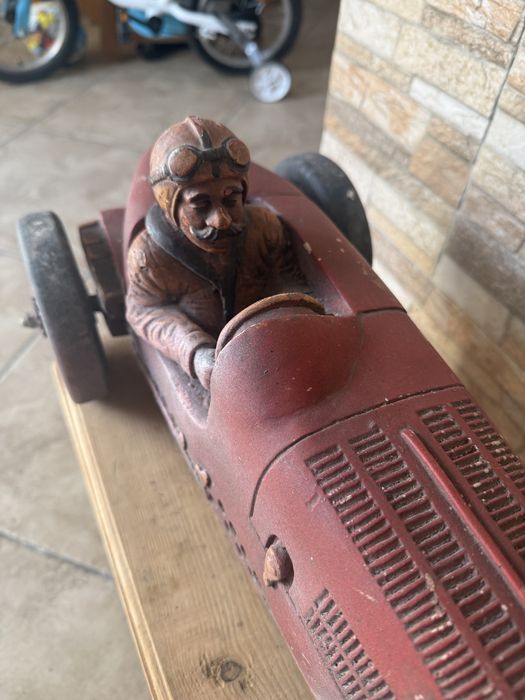 Masina bugatti veche din lemn