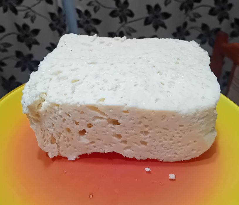 Vând brânză telemea