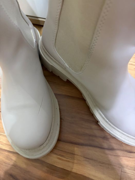 Дамски бежови боти