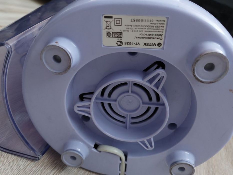 Соковыжималка Vitek. В рабочем состоянии.