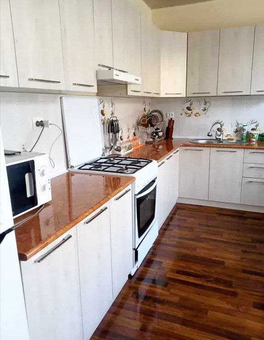 8 xonali Hovli sotiladi