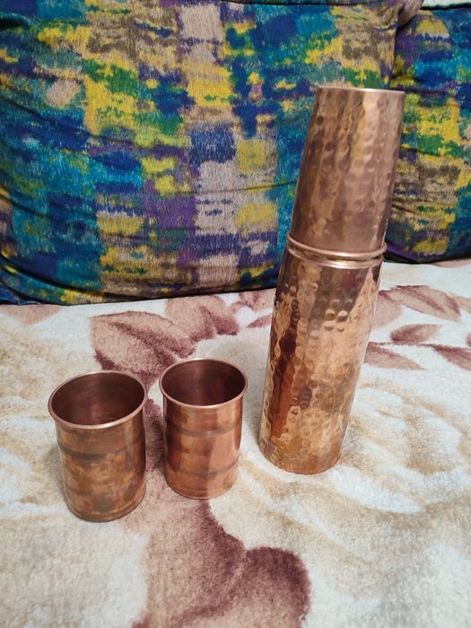 Медный кувшин со стаканами