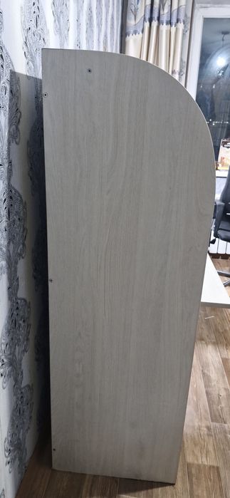 Стол с прикреплённой лампой