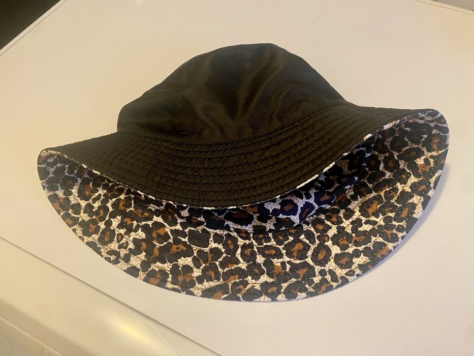 Pălărie bucket reversibilă – neagră & animal print