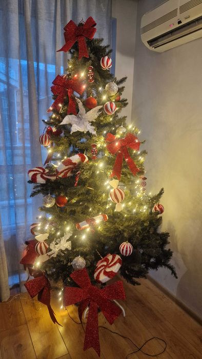 Продавам зелена голяма елха  и бяла елха с коледна украса