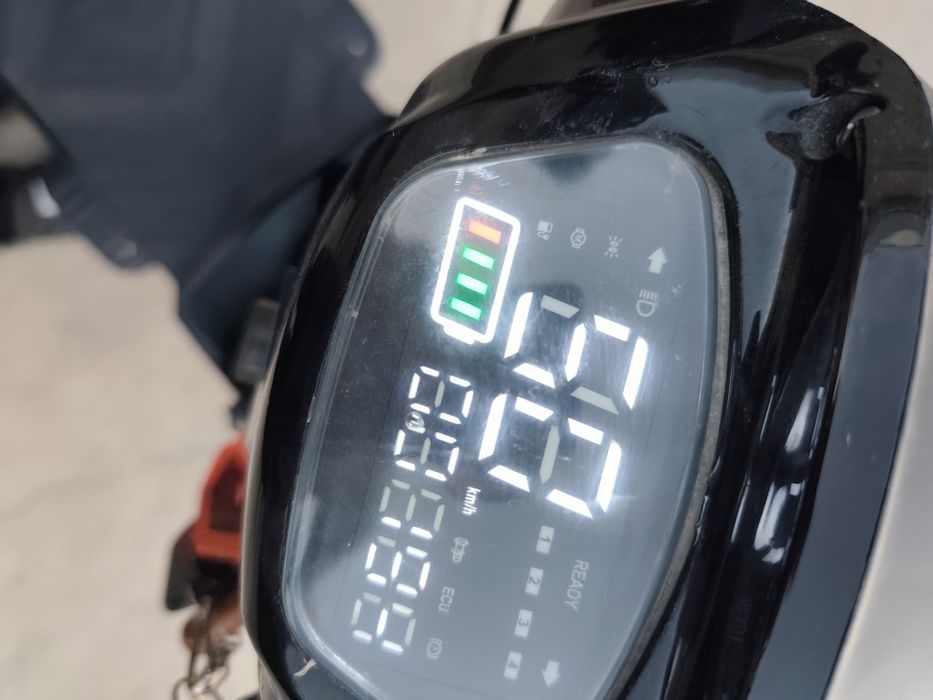 Продам электроскутер SK8