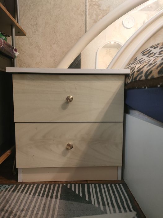 Кровать180*200,2 тумбы,комод с зеркалом.