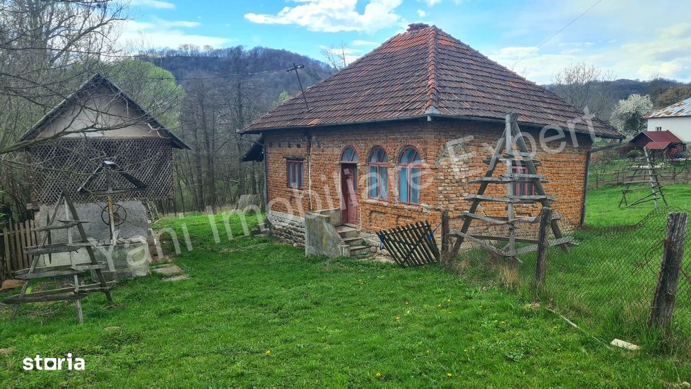 Casa bătrânească de vânzare în comuna Valea Danului, județ Argeș.