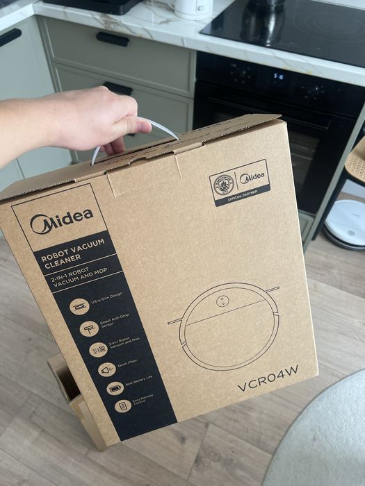 Робот пылесос Midea продам