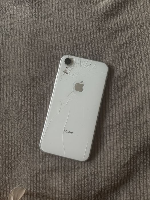 iPhone XR телефон