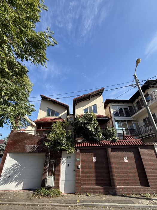 Inchiriez apartament 2 camere in vila, zona Aviatiei la 2 minute de statia de metrou Aurel Vlaicu
