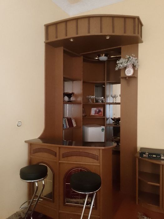 Stol kursi.      Bar va sovutgichi bilan