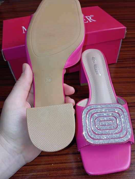 Oyoq kiyim ayollar uchun