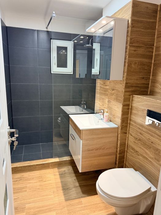 Apartament 3 camere complet renovat – de închiriat, complet mobilat