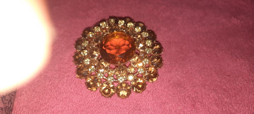 Продам винтажную брошь. Чешская. Камни медовых оттенков.