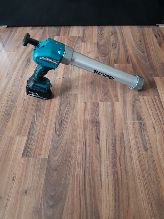 Pistol de silicon Makita