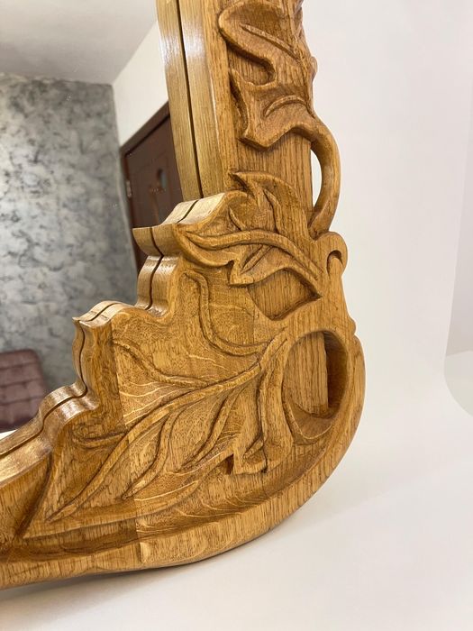 Oglindă cu ramă sculptată în stejar natural
