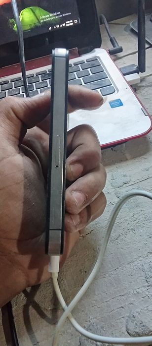 Am un iPhone 4S negru