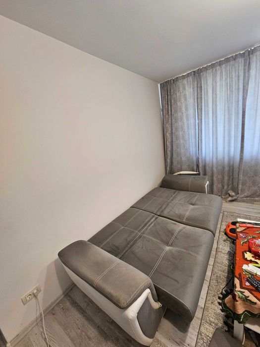 Vand canapea 3 locuri extensibilă si 2 tabureti
