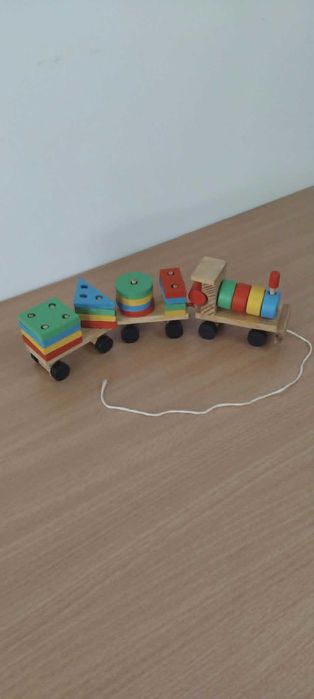 Дървено влакче с геометрични фигури