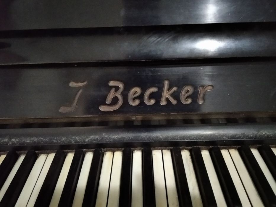 Антикварное пианино J.Becker