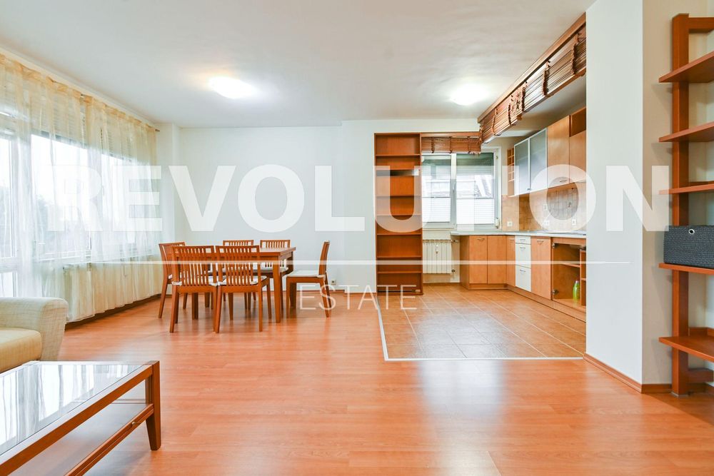 Тристаен апартамент в ж.к. Гоце Делчев.