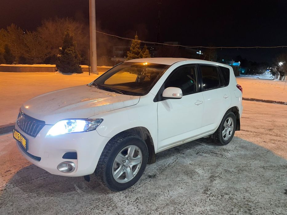 Тойота Рав 4 на бодром ходу