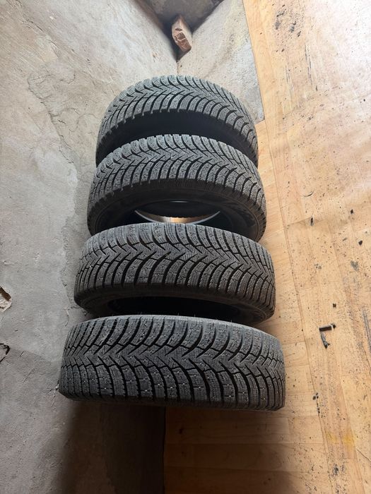 Продам зимний покрышку