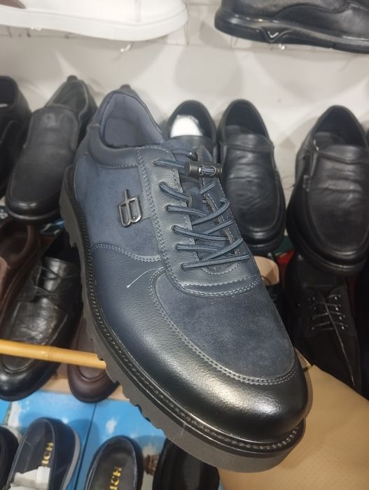 Moviy DOS uslubidagi poyabzallar.