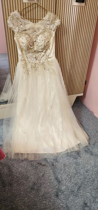 Одежда платье для девушек и женщинам.