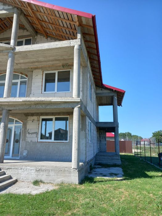 Ofer spre vânzare vila aproape de București