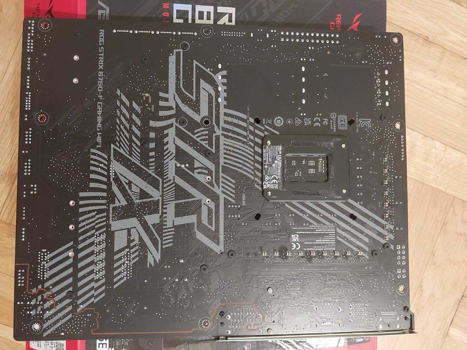 Intel Core i7 13700KF + Asus Rog Strix B760-F Gaming Wi-Fi DDR5