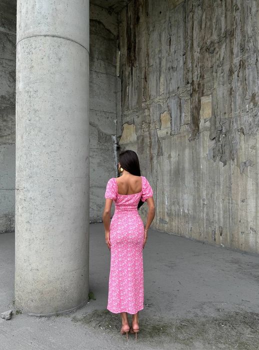 Розова рокля на цветя