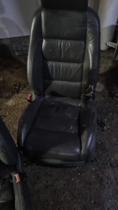 Vând scaune din piele