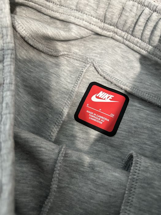 Pantaloni gri nike tech