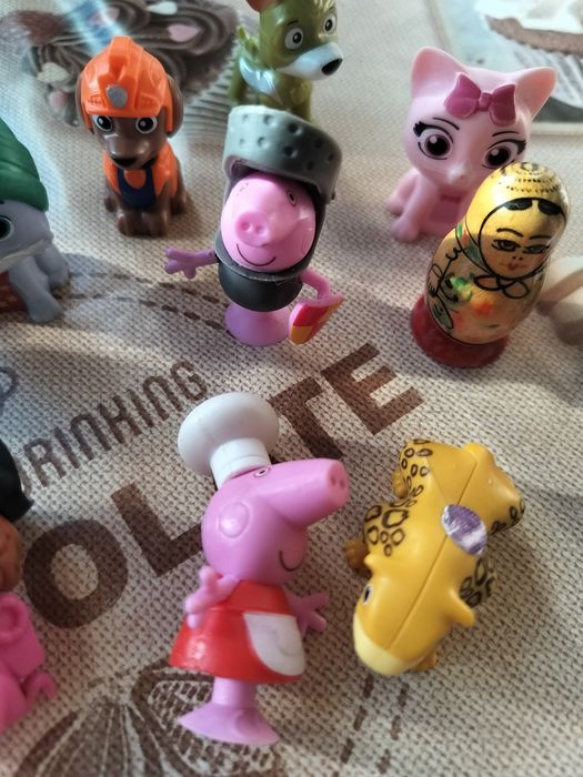 Малки играчки от шоколадови яйца и други